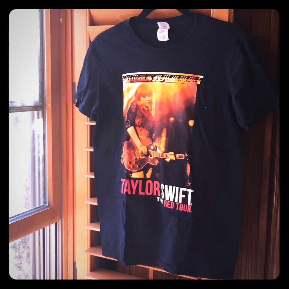 🎸TAYLOR SWIFT🎸THE RED TOUR CONCERT TEE